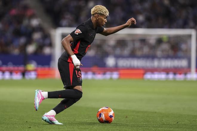 队中核心主动降薪续约，球迷盛赞忠诚